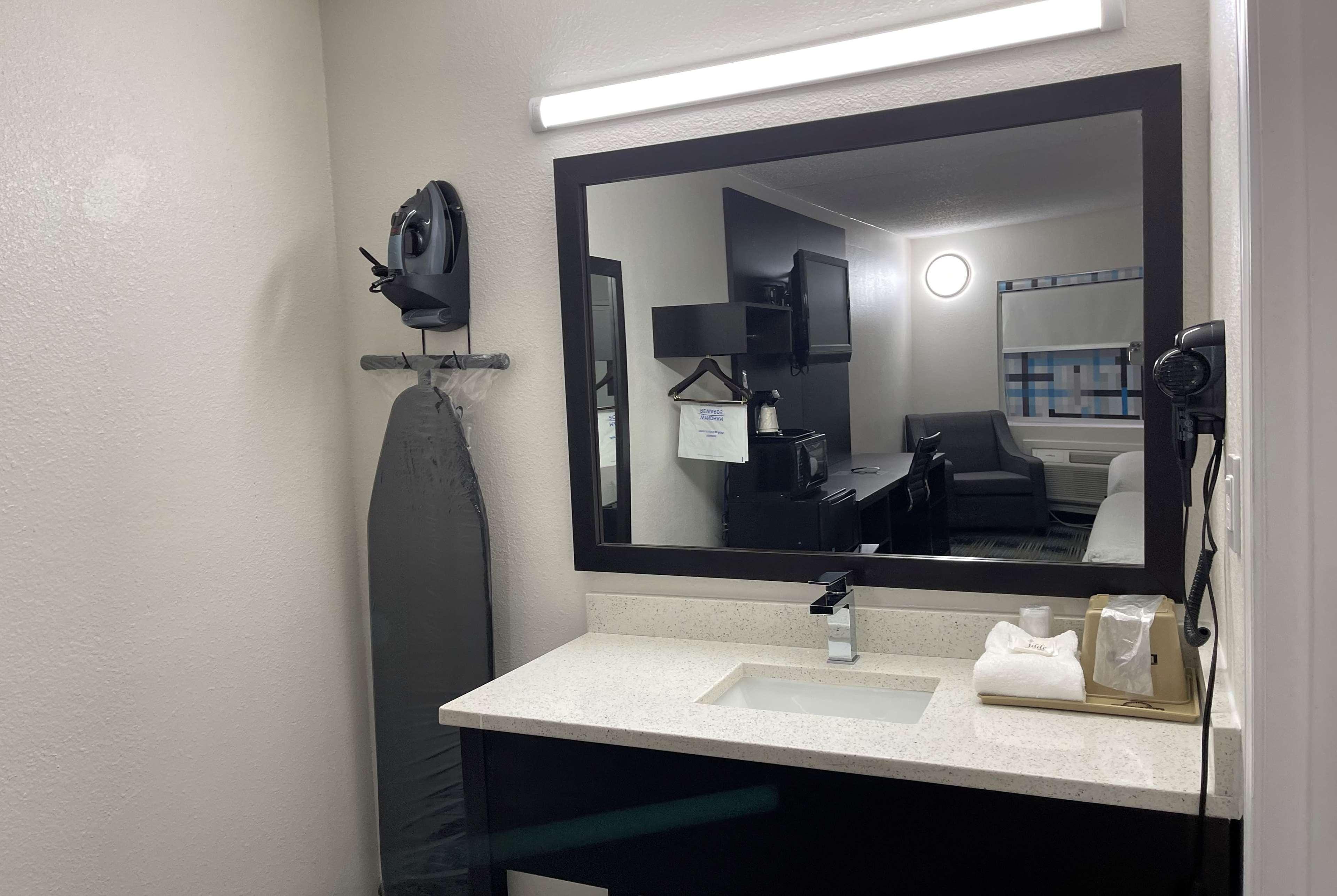Days Inn By Wyndham Calhoun Ga I-75 And Us-41 Ngoại thất bức ảnh